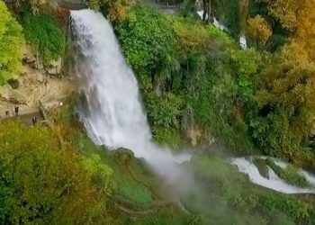 Η ελληνική «πόλη των νερών» με τους διάσημους καταρράκτες