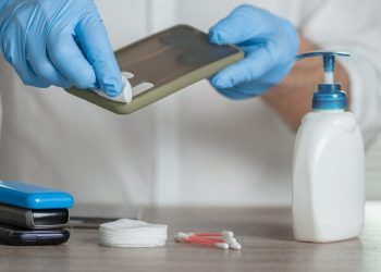 Πώς να καθαρίστε σωστά και εύκολα την θήκη του κινητού σας