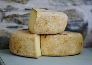 Ο πραγματικός λόγος που τα τυριά είναι κίτρινα