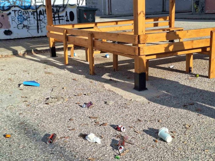 Βανδαλισμοί στην αυλή του 4ου Γυμνασίου Τρικάλων (ΦΩΤΟ) | Ανησυχία από τους εκπαιδευτικούς | Ζητούν ενίσχυση των μέτρων ασφαλείας