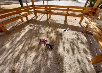 Βανδαλισμοί και σκουπίδια στην αυλή του 4ου Γυμνασίου Τρικάλων