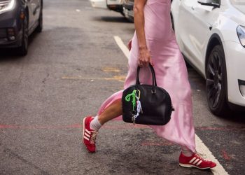 4 τρόποι να φορέσεις τώρα τα sneakers σου για να πάει καλά η εβδομάδα