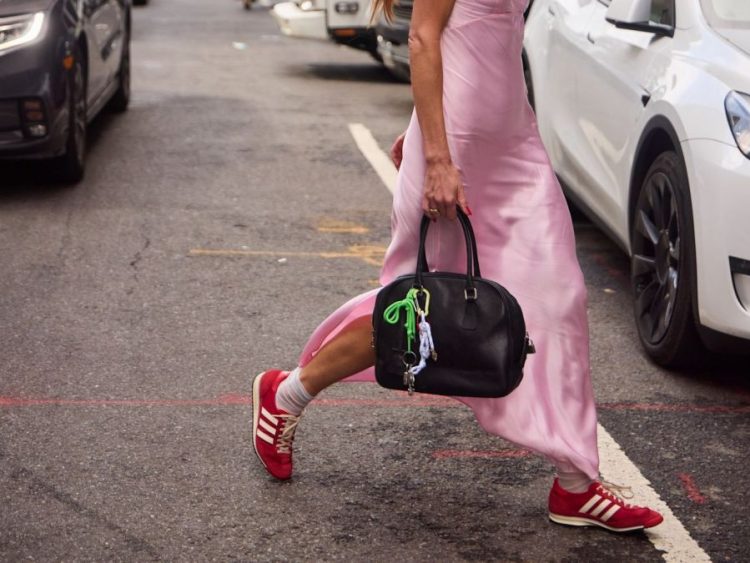 4 τρόποι να φορέσεις τώρα τα sneakers σου για να πάει καλά η εβδομάδα