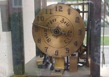 Ένα ιστορικό ρολόι που σε προκαλεί να χαλαρώσεις και να ζήσεις τη στιγμή σε “Ώρα Friedberg” | Για τους λάτρεις των ασυνήθιστων αξιοθέατων και της vintage γοητείας