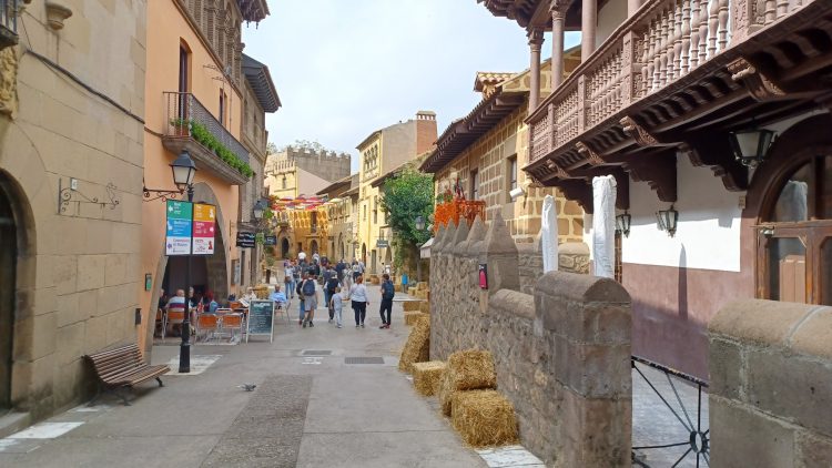 Poble Espanyol: “Road trip” σε ένα χωριό που… χωράει ολόκληρη την Ισπανία!