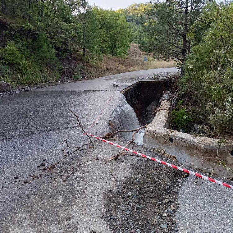Μεγάλες οι καταστροφές που άφησε πίσω του ο Daniel στο Αμπελοχώρι | Κατεστραμμένο παραμένει το οδικό δίκτυο