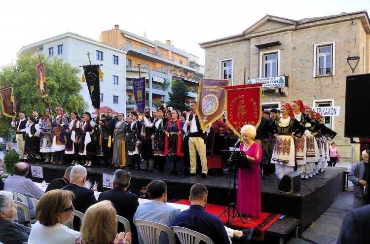 Μάγεψε τους Τρικαλινούς το 2ο Φεστιβάλ Παραδοσιακών χορών του Συλλόγου Αργιθεατών Τρικάλων