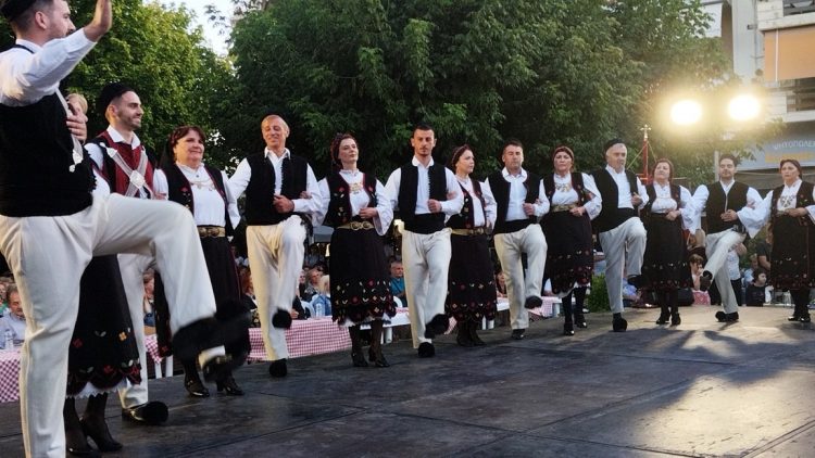 Μάγεψε τους Τρικαλινούς το 2ο Φεστιβάλ Παραδοσιακών Xορών του Συλλόγου Αργιθεατών Τρικάλων