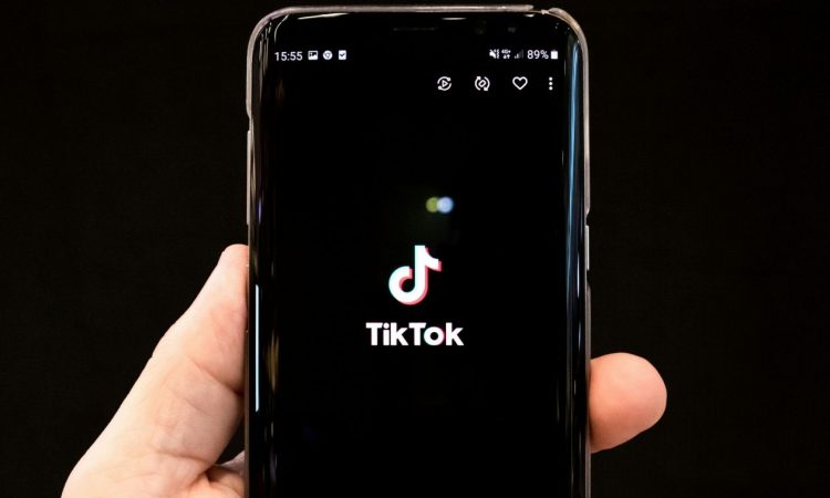 Αυτή είναι η νέα απάτη μέσω TikTok – Πώς μπορούν να σας μπλέξουν σε ξέπλυμα μαύρου χρήματος