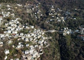 Το χωριό του Πηλίου που μοιάζει να αιωρείται από μια καταπράσινη πλαγιά