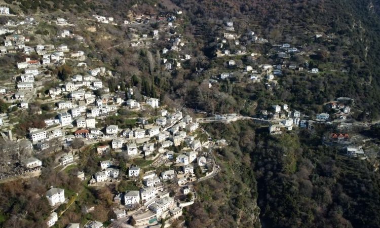 Το χωριό του Πηλίου που μοιάζει να αιωρείται από μια καταπράσινη πλαγιά