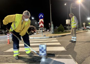 Φρεσκάρισμα διαγραμμίσεων στις διαβάσεις πεζών στα Τρίκαλα