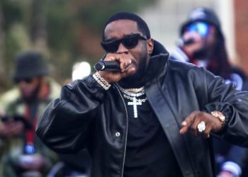 Η viral φωτογραφία του Diddy που προκαλεί αντιδράσεις – Τρώει από το σώμα μιας γυμνής γυναίκας
