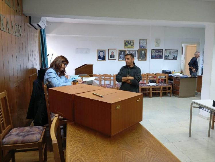 Στις κάλπες προσέρχονται από νωρίς το πρωί οι ΕΒΕ των Τρικάλων