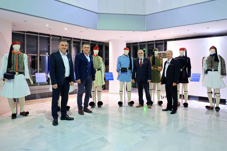 Εγκαινιάστηκε έκθεση με τις Στολές Ευζώνων από το 1821 έως σήμερα   