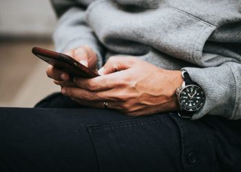 Πώς θα καταλάβετε ότι το κινητό σας έχει παραβιαστεί – Τι να προσέξετε
