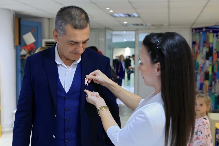 Φωταγωγήθηκε το κτίριο της Περιφέρειας Θεσσαλίας στο πλαίσιο της εκστρατείας ευαισθητοποίησης για τον καρκίνου του μαστού