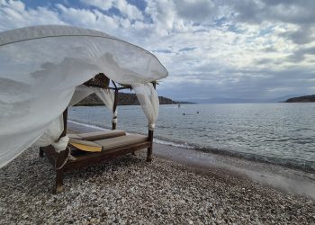 Παραλία Κονδύλι: Η απόλυτη καλοκαιρινή όαση στην Αργολίδα με θέα το γραφικό εκκλησάκι του Αγίου Νικολάου