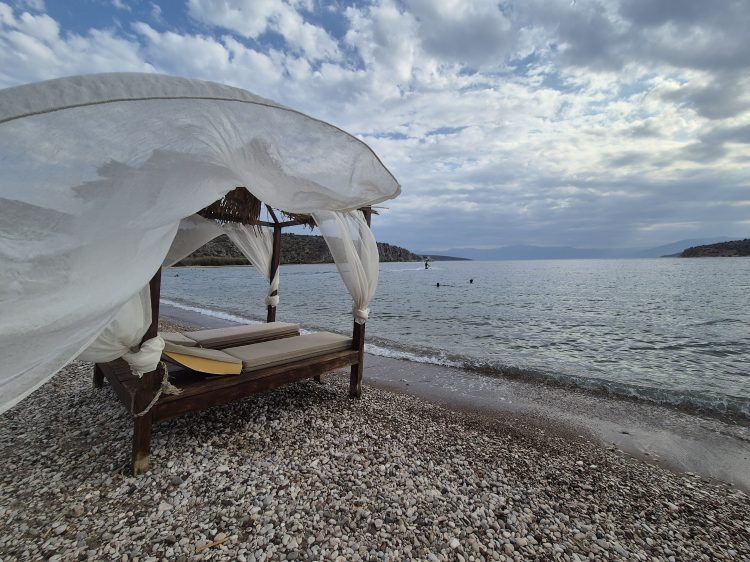 Παραλία Κονδύλι: Η απόλυτη καλοκαιρινή όαση στην Αργολίδα με θέα το γραφικό εκκλησάκι του Αγίου Νικολάου