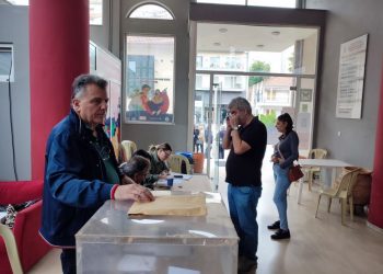 Μέλη και φίλοι του ΠΑΣΟΚ ψηφίζουν απο το πρωί για το νέο πρόεδρο