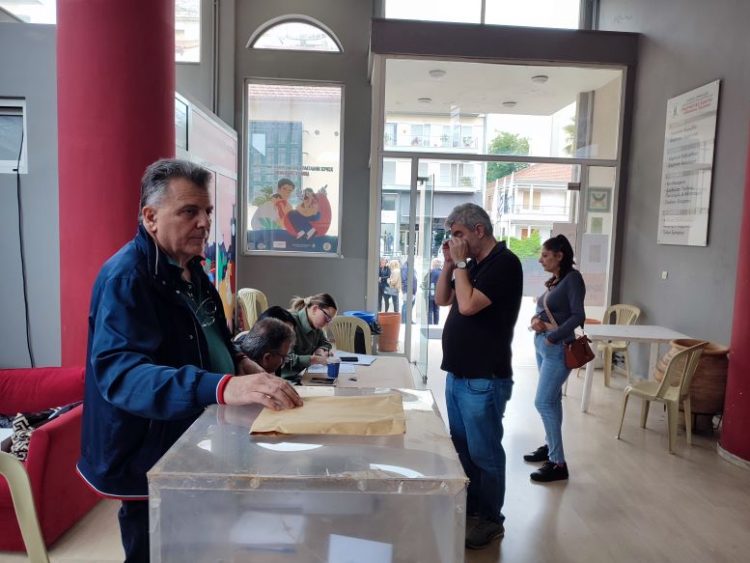 Μέλη και φίλοι του ΠΑΣΟΚ ψηφίζουν απο το πρωί για το νέο πρόεδρο