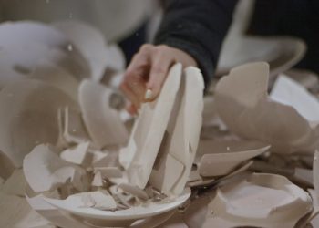 Σε ποιό μαγαζί του Βόλου, σπάνε πιάτα; 