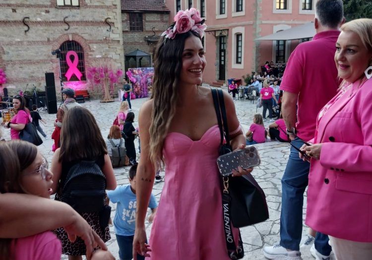 Η πόλη των Τρικάλων βάφτηκε ροζ στον Μύλο Ματσόπουλου για το Pink the City