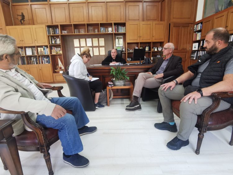 Αντιπροσωπεία των πλημμυροπαθών των Μ. Καλυβίων στον Δήμαρχο Τρικκαίων