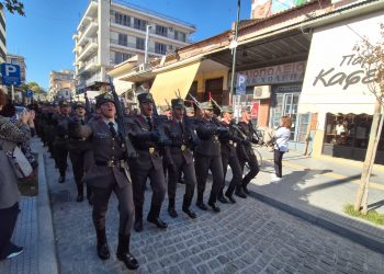 Συγκλόνισαν οι σπουδαστές της ΣΜΥ στα Τρίκαλα | Προκάλεσαν ρίγη συγκίνησης τραγουδώντας “Μακεδονία Ξακουστή” (ΒΙΝΤΕΟ-ΦΩΤΟ)