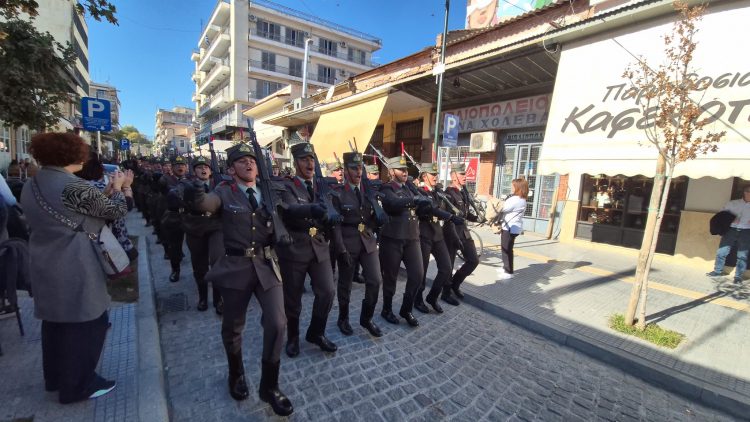 Συγκλόνισαν οι σπουδαστές της ΣΜΥ στα Τρίκαλα | Προκάλεσαν ρίγη συγκίνησης τραγουδώντας “Μακεδονία Ξακουστή” (ΒΙΝΤΕΟ-ΦΩΤΟ)