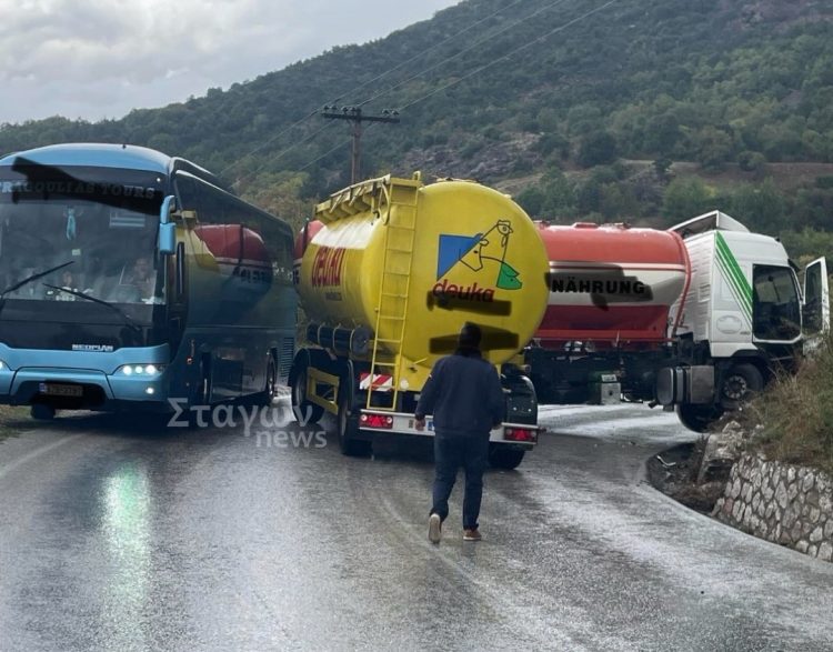 Σύγκρουση νταλίκας με λεωφορείο στην Τρυγόνα Καλαμπάκας