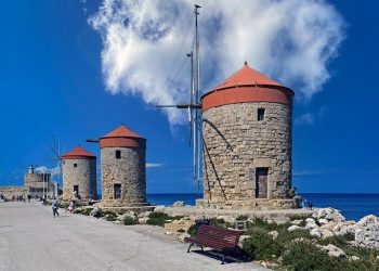 Κοντράρουν Βενετία και Μαϊάμι: Τα 2 ελληνικά νησιά με τη μεγαλύτερη αναλογία τουριστών ανά μόνιμο κάτοικο – Στη 10άδα παγκοσμίως