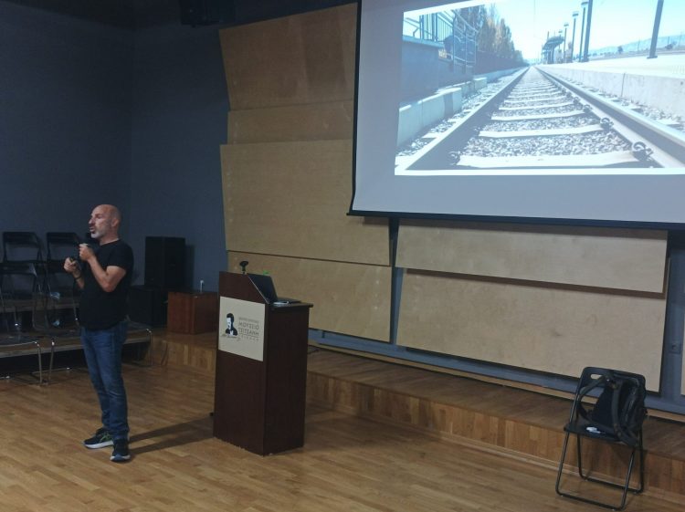 Στέφανος Ξενάκης: Μια ομιλία στο Μουσείο Τσιτσάνη που ενέπνευσε το κοινό για… εσωτερικό διάλογο