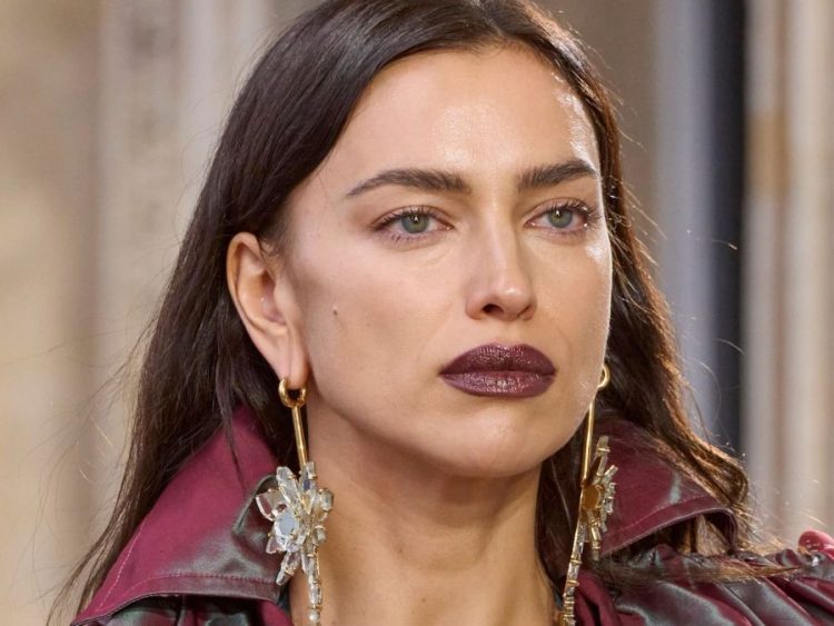 Burgundy kisses! 7 μπορντό κραγιόν για να πετύχεις το πιο εντυπωσιακό & festive μακιγιάζ