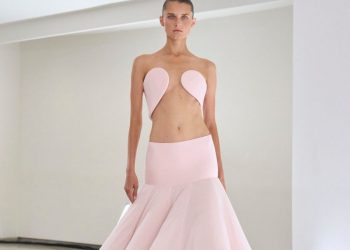 Ας υποδεχτούμε το powder pink -Το χρώμα που θα μας απασχολήσει μετά το βουργουνδί