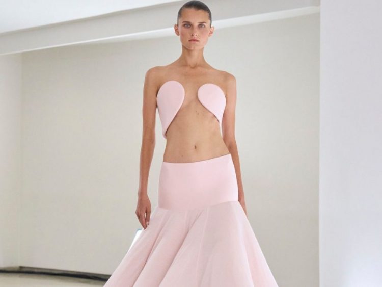 Ας υποδεχτούμε το powder pink -Το χρώμα που θα μας απασχολήσει μετά το βουργουνδί