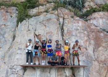 Κίνα: Ήπιαν καφεδάκι στο χείλος του γκρεμού για 52 ευρώ