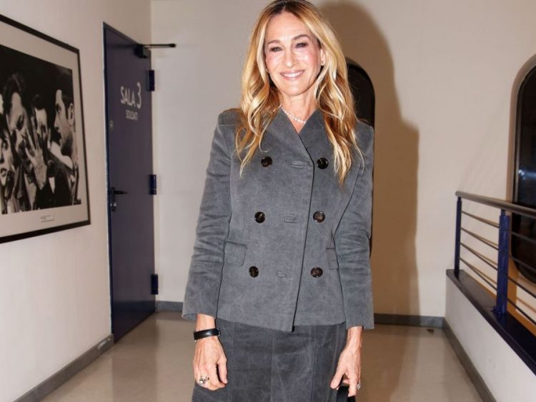 H Sarah Jessica Parker επαναδημιουργεί το «i am drunk at Vogue» σύνολο της Carrie