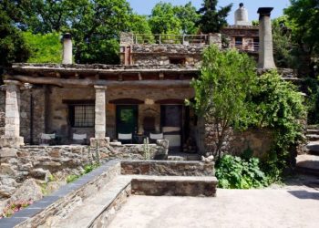 Ούτε αμάξια, ούτε ρεύμα: Το ελληνικό χωριό της πρωτόγονης ομορφιάς που είναι στα 50 καλύτερα μέρη της Ευρώπης