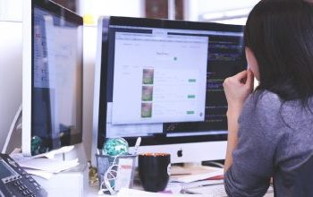 Η νούμερο 1 κακή συνήθεια στη δουλειά που σας γερνάει