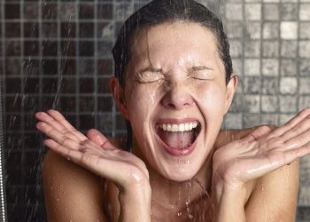 Κρύο ή ζεστό μπάνιο: Τι είναι καλύτερο για αρθρώσεις, μυς, φλεγμονή, οίδημα