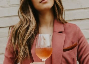 Μόδα και Κρασί: Τα καλύτερα outfits για ένα ραντεβού με κρασί Minuty