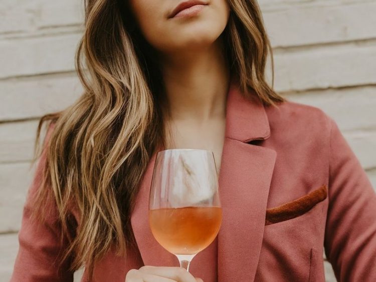 Μόδα και Κρασί: Τα καλύτερα outfits για ένα ραντεβού με κρασί Minuty