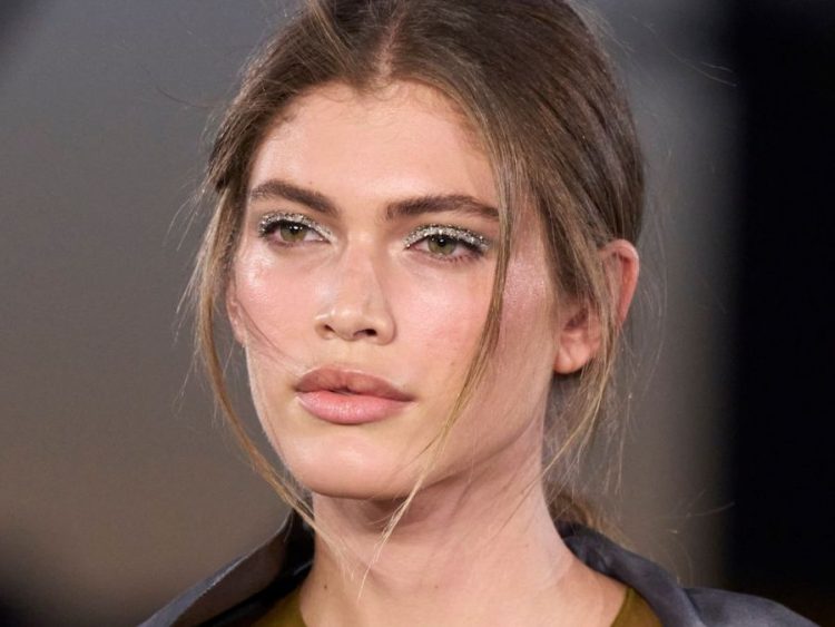 Χρώμα, glitter & στρας! 3 iconic & εναλλακτικά makeup looks για να δοκιμάσεις το Σαββατοκύριακο