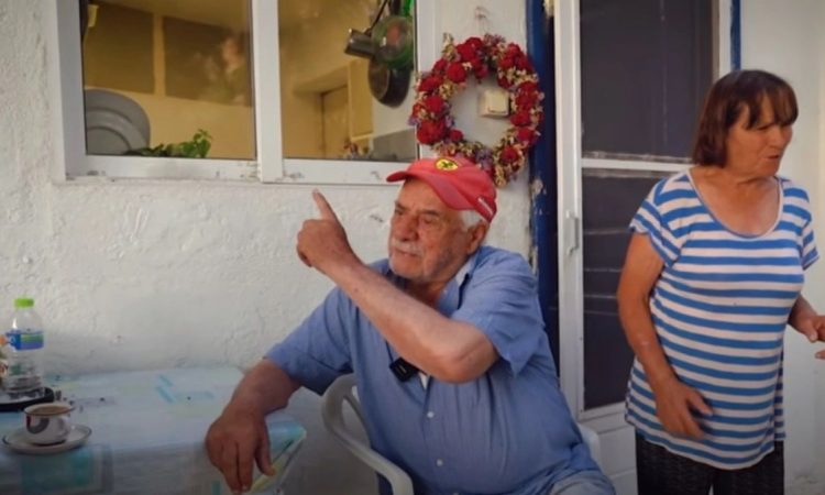 Ικαριώτης αποκάλυψε τον «μαγικό ζωμό» του νησιού: «Θεωρείται ένα από τα μυστικά για τη μακροζωία»