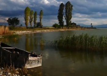 Λίμνη Πετρών: Εικόνες κινηματογραφικής ομορφιάς σε έναν από τους φυσικούς «θησαυρούς» της Ελλάδας
