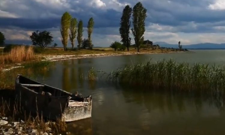 Λίμνη Πετρών: Εικόνες κινηματογραφικής ομορφιάς σε έναν από τους φυσικούς «θησαυρούς» της Ελλάδας
