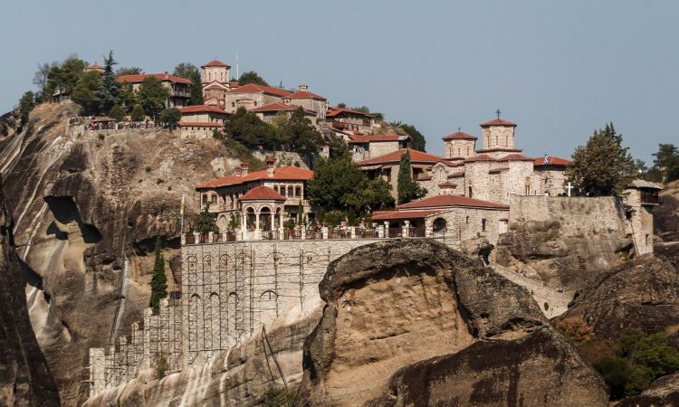 Η ιστορική μονή των Μετεώρων που τα «έβαλε» με τον Τζέιμς Μποντ