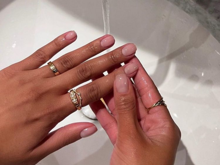 Sorry burgundy nails! Το bubble bath mani είναι το νέο chic χρώμα των τελευταίων ημερών
