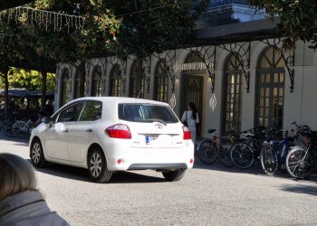 Αυτό θα πει άνεση!!! Οδηγός διέσχισε τον πεζόδρομο της Ασκληπιού σαν να μη συμβαίνει τίποτα!!! Με το στόμα ανοιχτό έμεινα περαστικοί και θαμώνες